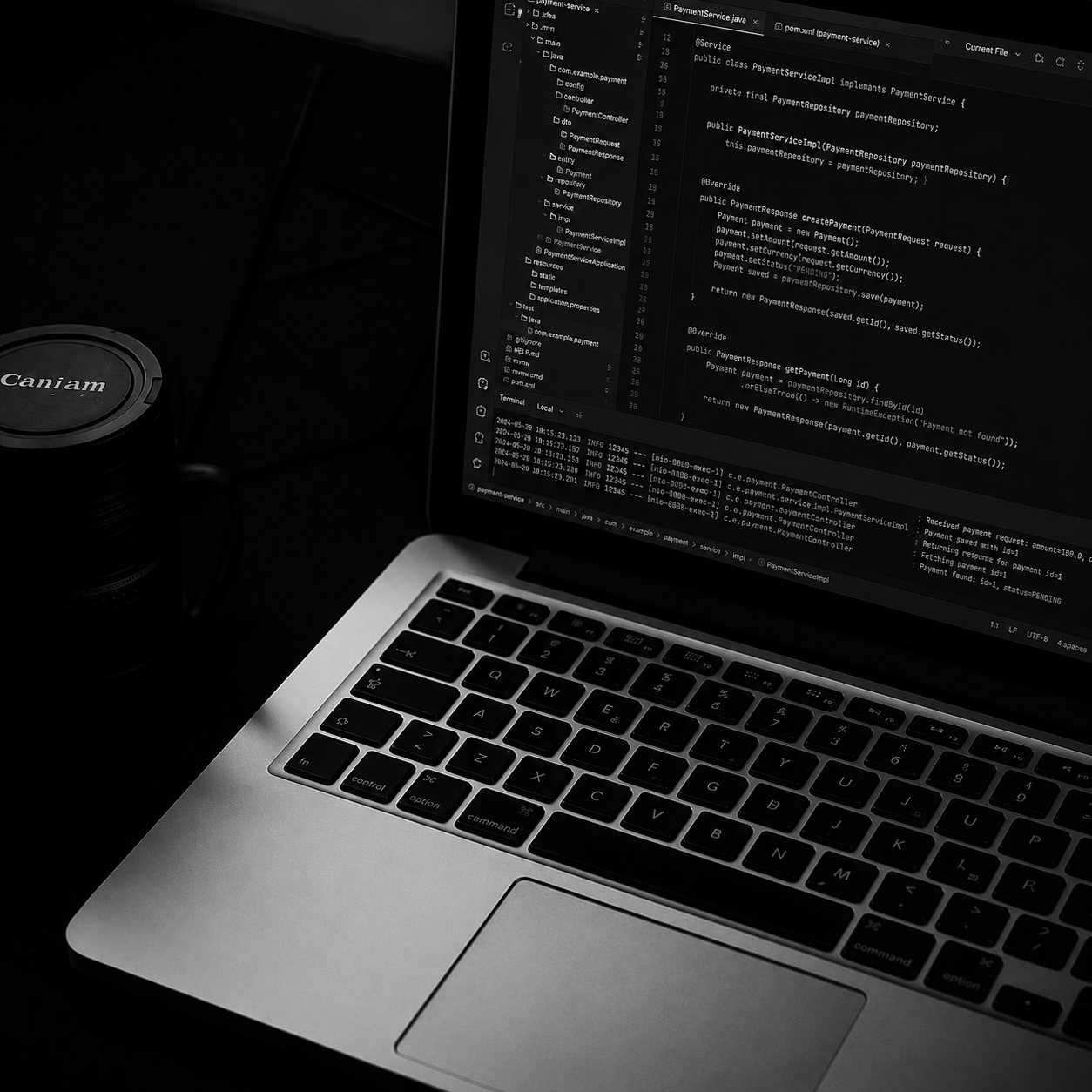 Notebook s otevřeným kódem webu v tmavém prostředí